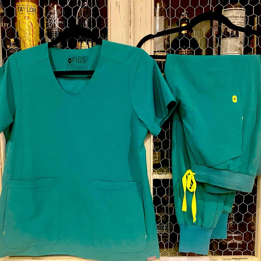Marine Fion EAC -Set Small Callao Jogger 
/ Lekei Scrub Top